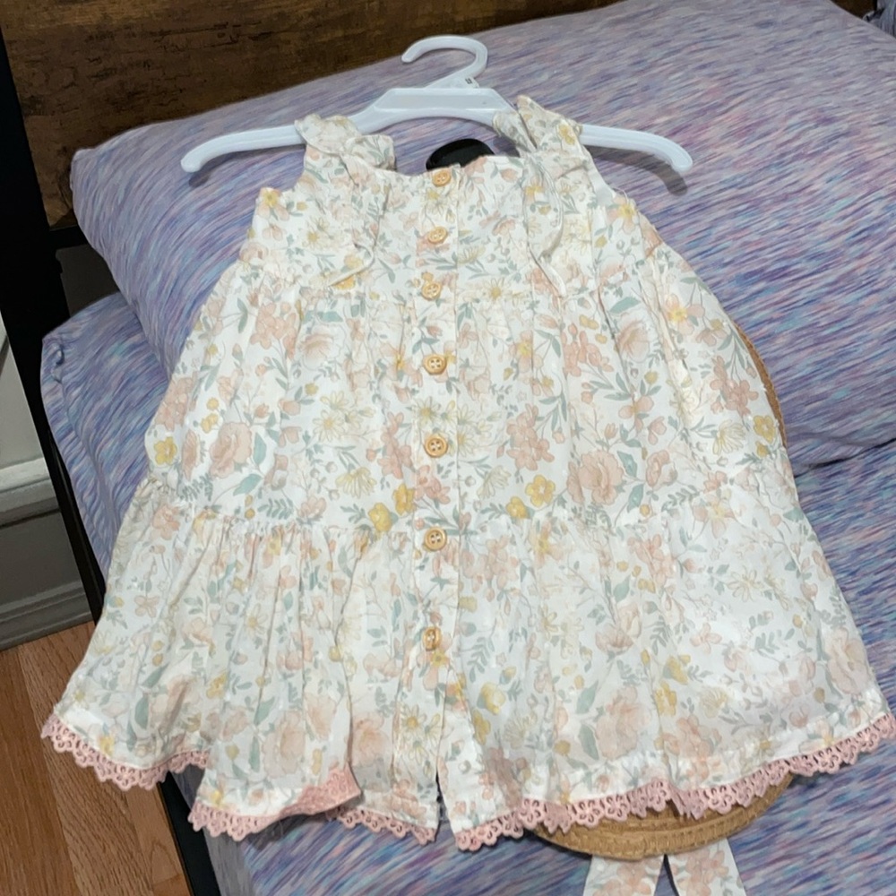 Baby girl Easter dress 12 months never worn comes with dress and matching hat